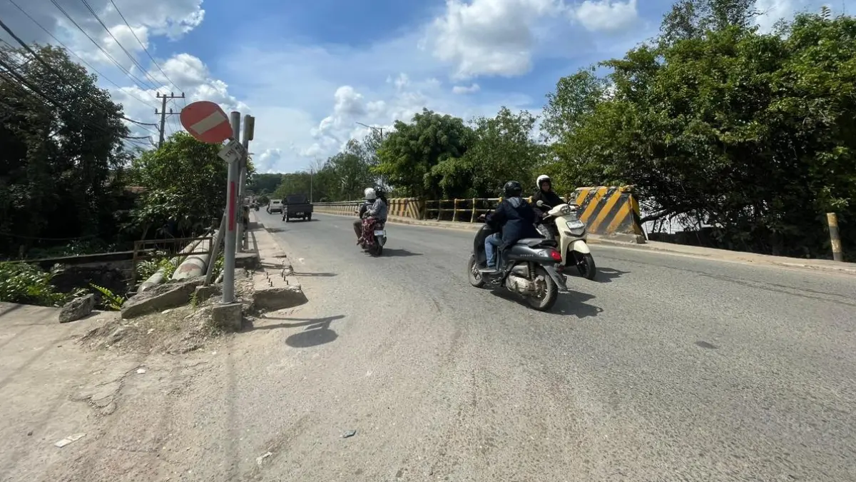 Dishub Berau mengoperasikan pengawasan di sekitar SPBU Bujangga untuk mengurai kemacetan. (FOTO IZZA/BP)