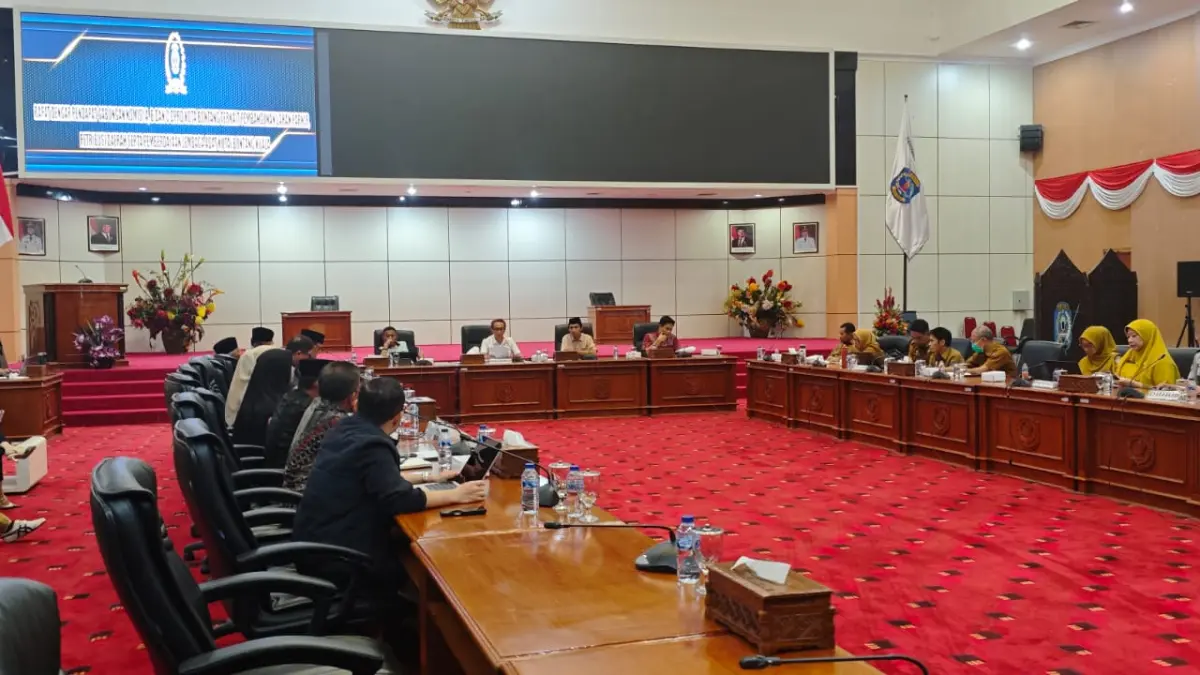 DUDUK BERSAMA: Lembaga Adat Kutai beserta OPD terkait melakukan rapat dengar pendapat dengan gabungan Komisi DPRD Bontang. (ADIEL KUNDHARA/KP)