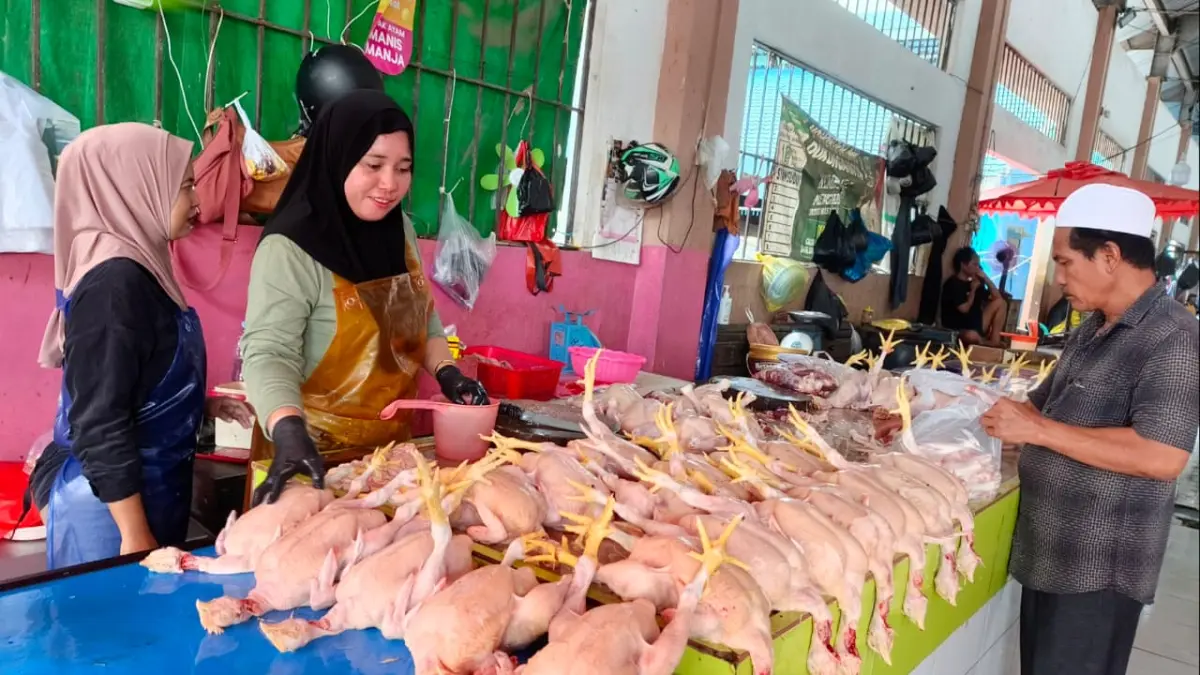 HAFIZ/KP

KEMBALI NAIK: Harga ayam potong di Pasar Segiri Samarinda naik dari Rp 50 ribu menjadi Rp 55 ribu per ekor dalam tiga hari terakhir.

&nbsp;