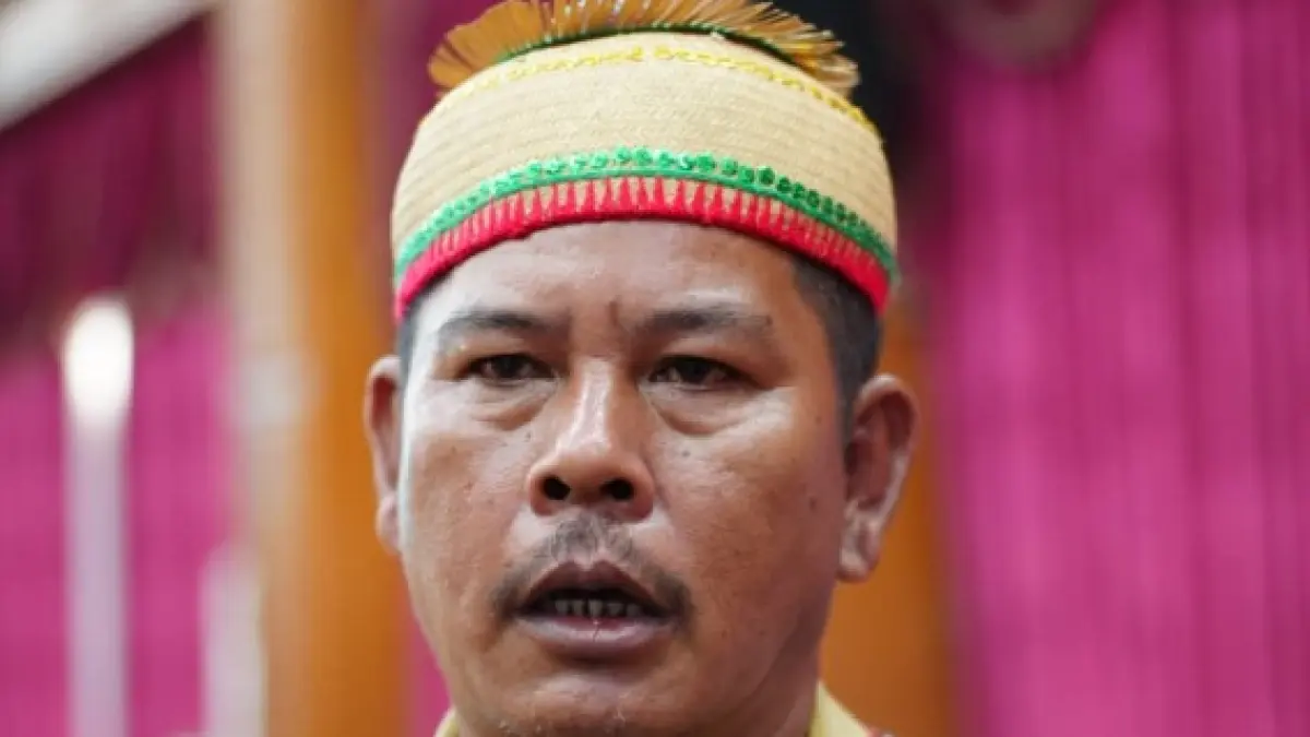 Kepala Bidang Pemerintahan Kampung Yohanes Belawan saat diwawancarai, Senin (8/6). (JODY KRISTIANTO/KP)
