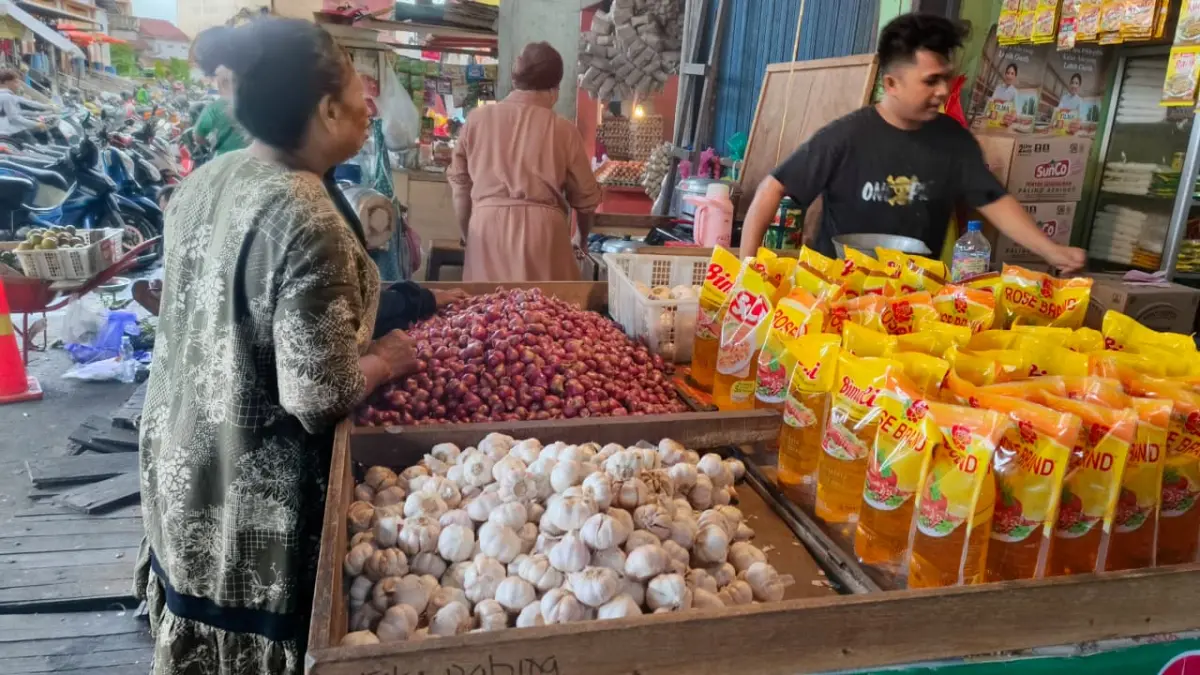 MELONJAK: Harga bawang merah di Pasar Segiri mencapai Rp 70 ribu per kilogram, sedangkan bawang putih Rp 40 ribu per kilogram akibat kenaikan harga dari daerah pemasok, Senin (8/6). (HAFIZ/KP)

&nbsp;
