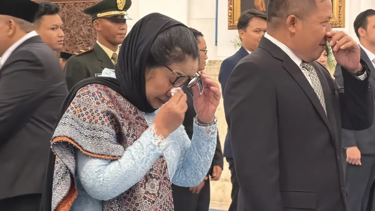 Nanik S Deyang saat pelantikan menangis haru.