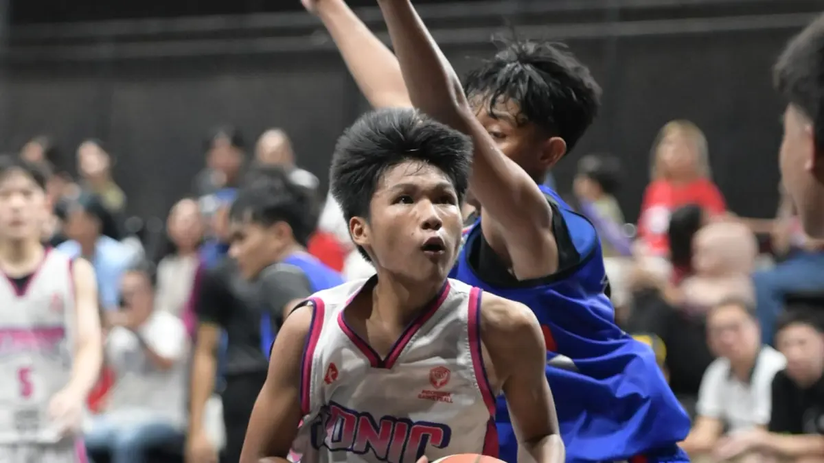ON FIRE: Pemain Sonic Samarinda berusaha melewati adangan pemain Bluefin untuk mencetak poin. (DONI ADITYA)