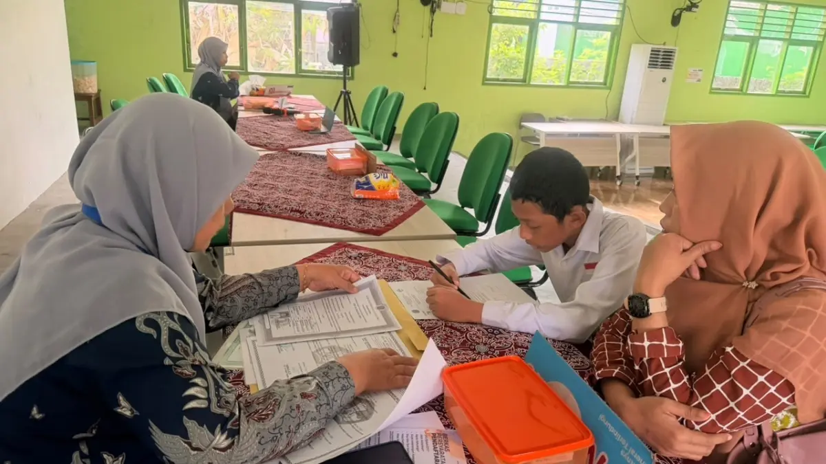 Orangtua calon murid baru yang menyerahkan berkas di SMPN 1 Bontang mengikuti alur yang telah ditetapkan panitia SPMB. (ADIEL KUNDHARA/KALTIM POST)
