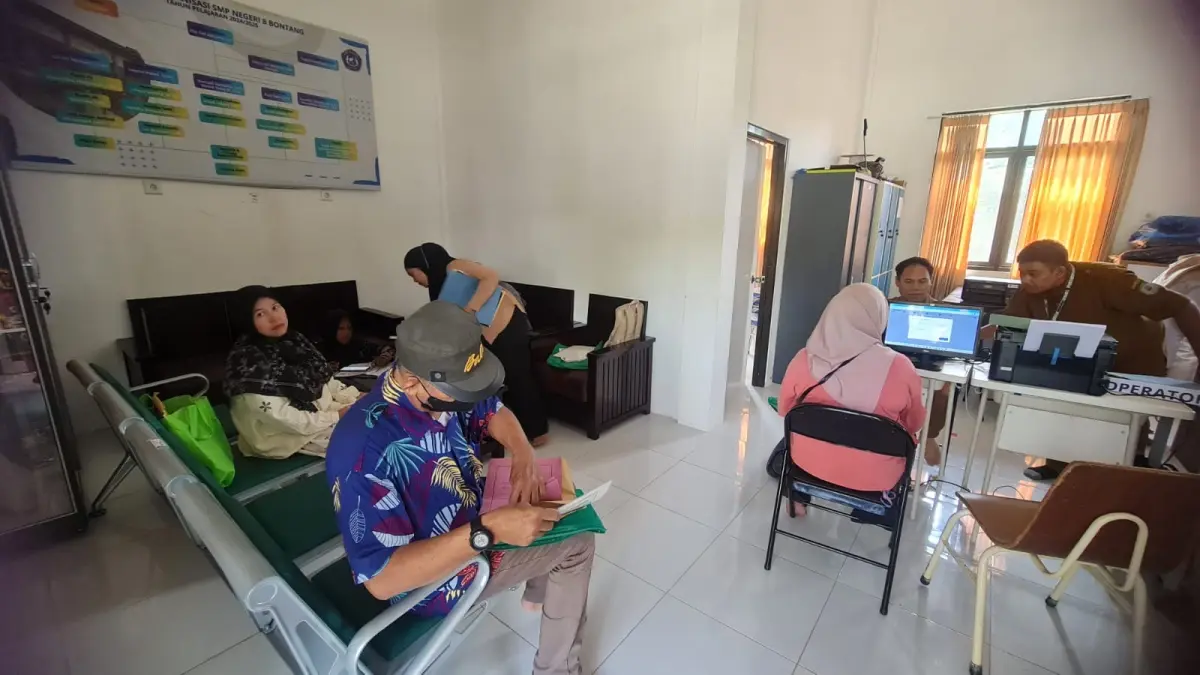 Orangtua melakukan pendaftaran anaknya di SMPN 8 Bontang pada pelaksanaan SPMB tahun ini. (ADIEL KUNDHARA/KALTIM POST)