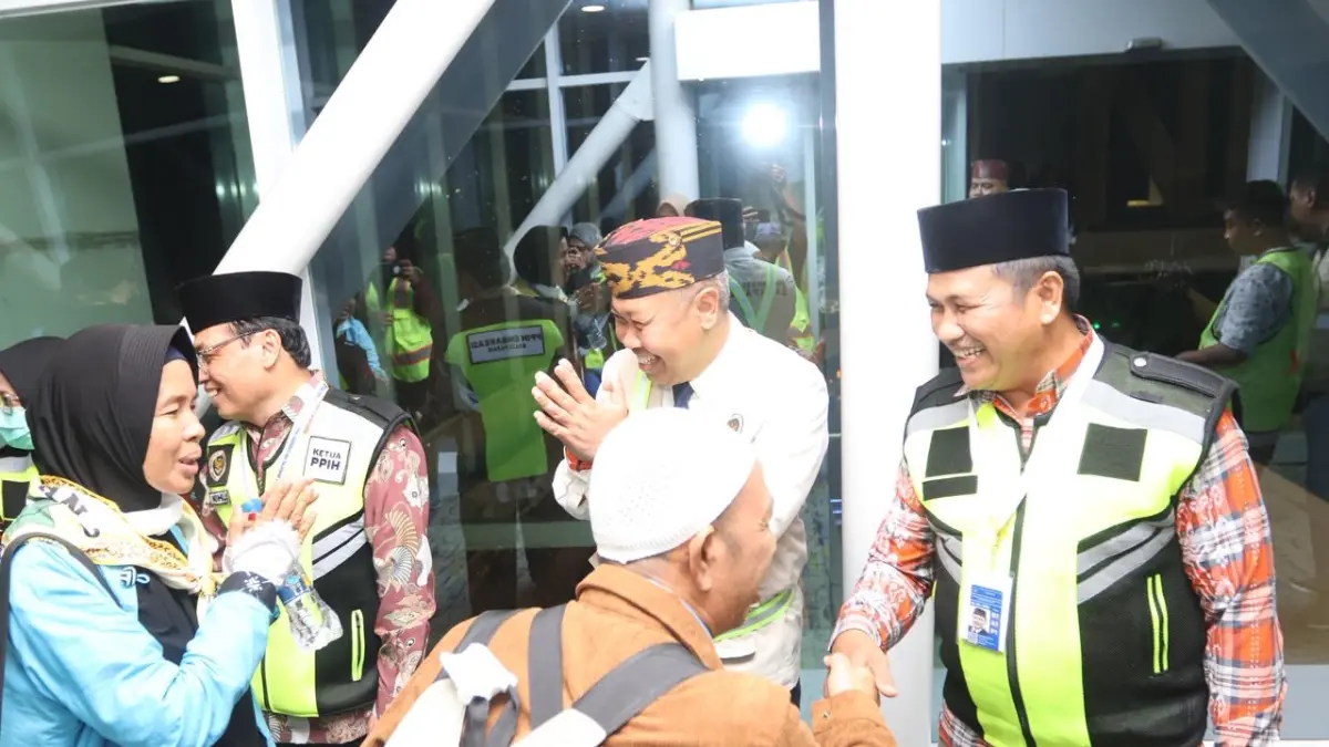 Petugas Bandara SAMS Sepinggan Balikpapan mengarahkan alur kedatangan dan penanganan bagasi jamaah haji Kloter 1 Debarkasi Balikpapan, Minggu (7/6) menjelang tengah malam. (ANGGI PRADITHA/KALTIM POST)