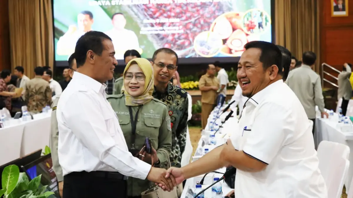 SOROTAN: Andi Amran Sulaiman (kiri) bersalaman hangat dengan Mudyat Noor dalam rapat upaya stabilisasi harga TBS kelapa sawit di Auditorium Gedung F, Kementerian Pertanian, Jakarta, Senin (8/6). IST/KP