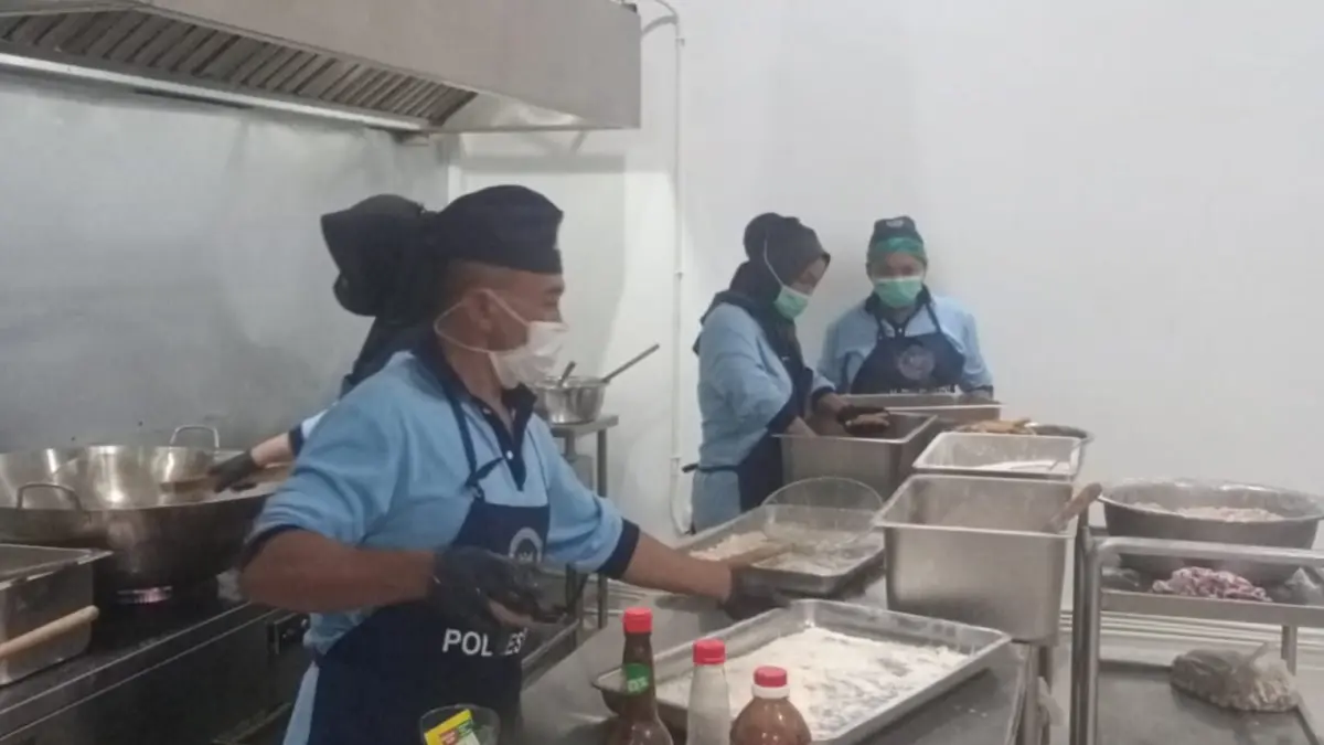 Suasana di dapur SPPG Polres PPU sedang bekerja sama dalam proses memasak atau menyiapkan MBG sekolah. (IST)

&nbsp;