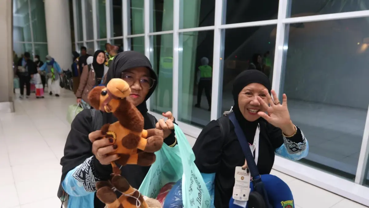Suasana kedatangan jamaah haji Kloter 1 Embarkasi Balikpapan saat mendarat di Bandara Sultan Aji Muhammad Sulaiman (SAMS) Sepinggan, Balikpapan, Minggu (7/6) malam. (ANGGI PRADITHA/KALTIM POST)