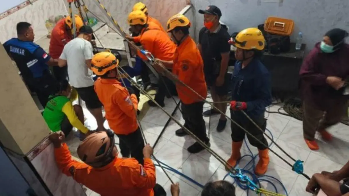 Tim BPBD Ponorogo bersama unsur relawan dan warga melakukan proses evakuasi terhadap seorang remaja yang terjatuh ke sumur sedalam 25 meter di Desa Ngrupit, Kecamatan Jenangan, Minggu (7/6). (Foto BPBD)