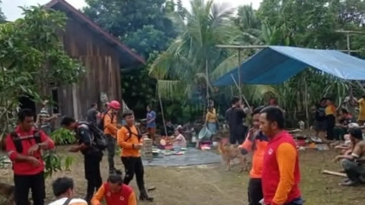 Tim rescue gabungan dari BPBD, Kepolisian, bersama warga saat melakukan penyisiran intensif di kawasan perkebunan Kampung Awai, Kecamatan Nyuatan, Kutai Barat. (IST)
