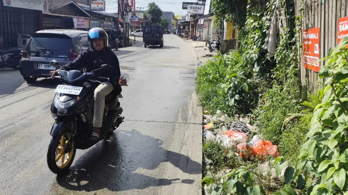 TPS DADAKAN: Drainase di Jalan M Said Kelurahan Lok Bahu kembali dipenuhi sampah plastik sisa limbah domestik yang dibuang warga.