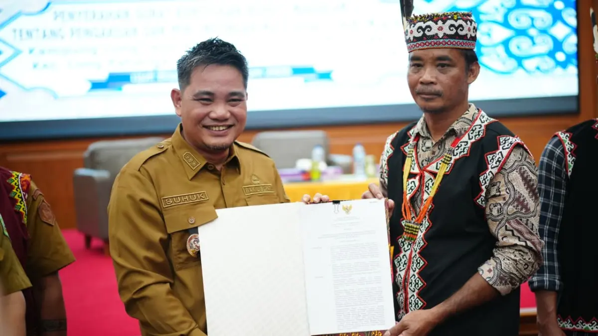 Wakil Bupati Suhuk menyerahkan SK Pengakuan MHA kepada Kampung Long Isun dan Long Pahangai I di Ballroom Lantai III Kantor Bupati, Senin (8/6). (JODY KRISTIANTO/KP)