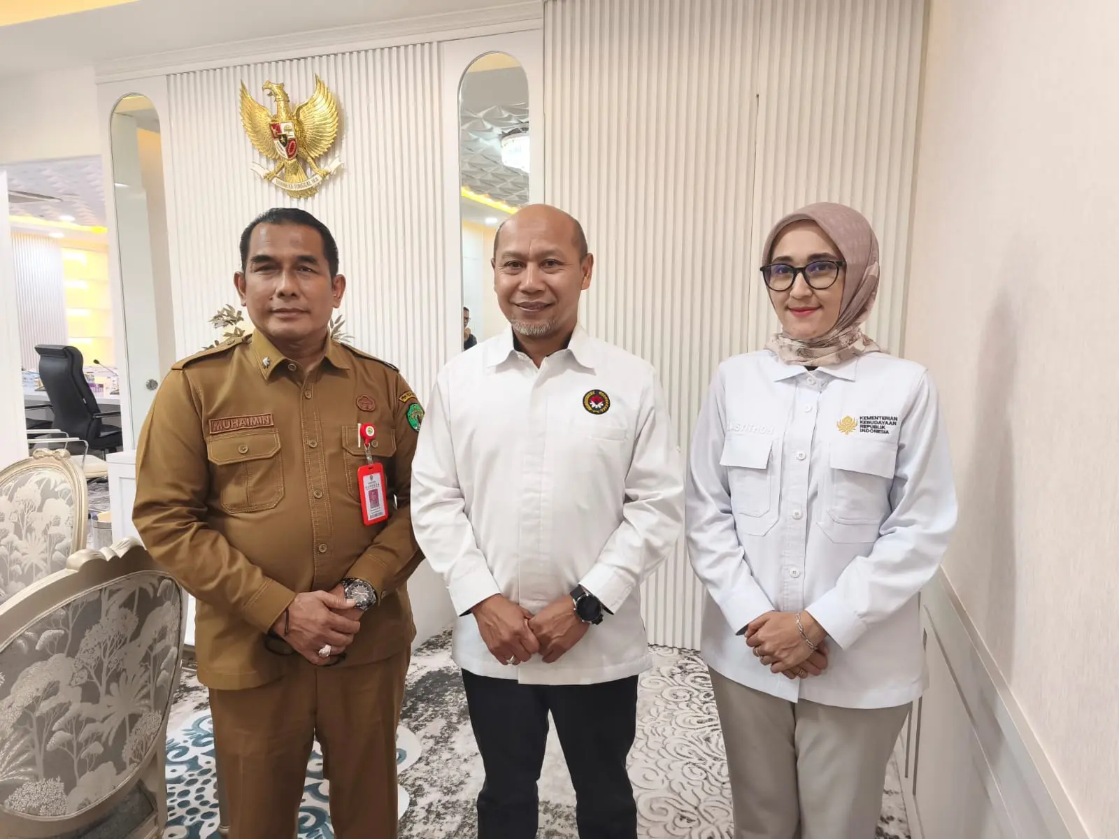 Warsito (tengah) bersama Kepala Bappeda Kaltim Muhaimin (kiri) di Kompleks Kegubernuran Kaltim, Samarinda, Senin (8/6/2026). (EKO/KALTIM POST)