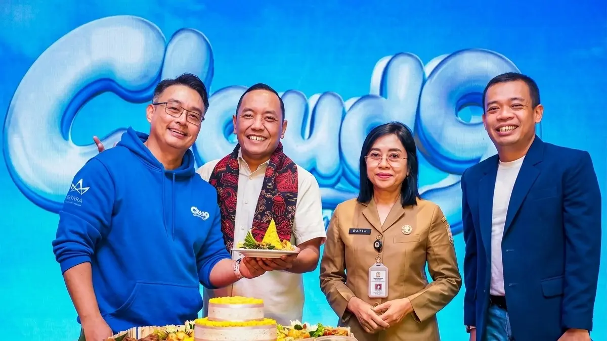 SYUKURAN: Director of Operations Jatra Hotels and Resorts, Eko Purwanto (kemeja putih) menyerahkan potongan tumpeng kepada Pipin Taofik (kiri) disaksikan Kadisporapar Balikpapan, Ratih Kusuma dan General Manager Grand Jatra Hotel Balikpapan, Widya Wiryawan.&nbsp;