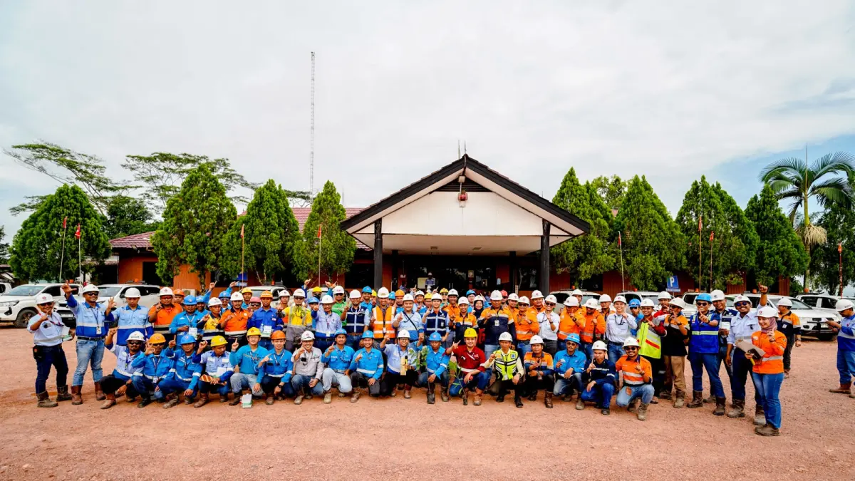 AKSI: Karyawan PT Perkasa Inakakerta (Bayan Group) mengikuti kegiatan bersih-bersih pantai di Desa Sekerat, Kutai Timur, dalam rangka Hari Lingkungan Hidup Sedunia 2026, Jumat (5/6/2026). (IST)