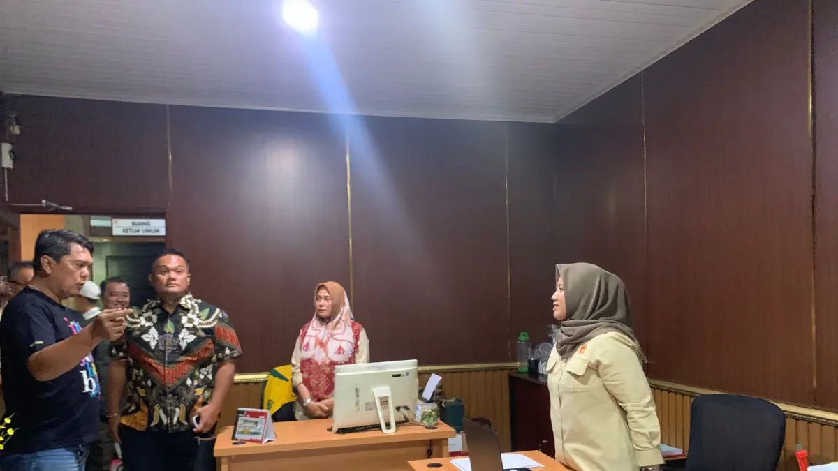 Anderiy Syachrum menyapa staf KONI Kaltim yang bekerja di ruangan Sekretariat. 