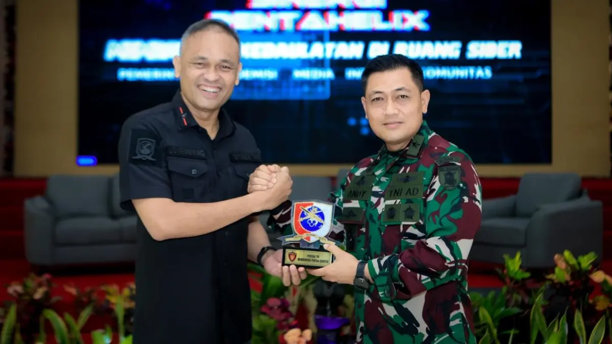 Brigjen Andy Setiawan (kanan) memberikan cendera mata kepada Brigjen JO Sembiring.&nbsp;