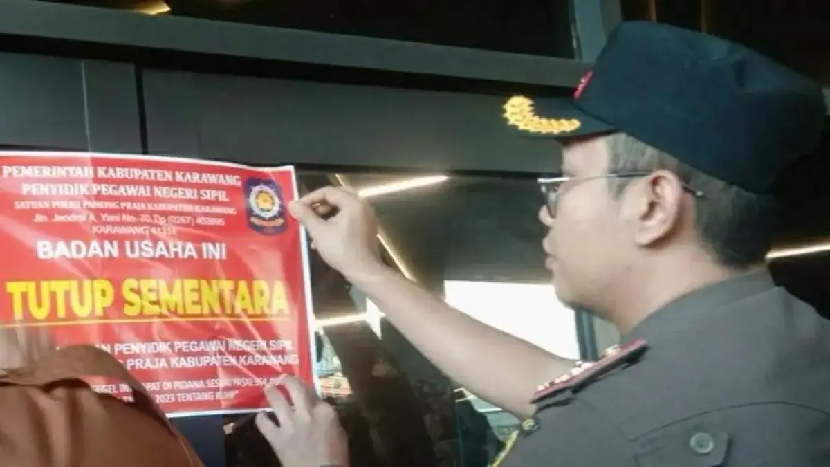 DISEGEL: Setelah viral dugaan pesta LGBT di media sosial akhirnya petugas Satpol PP Karawang menyegel tempat hiburan malam.(ANT)