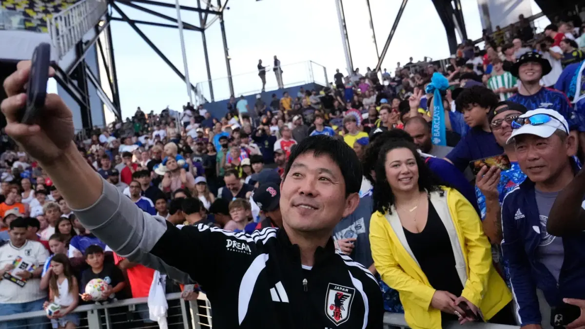 FOTO BERSAMA FANS: Pelatih kepala Jepang, Hajime Moriyasu berfoto bersama penggemar setelah sesi latihan Senin, 8 Juni 2026.(AP)