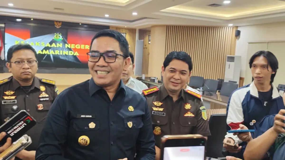 INFORMASI: Andi Harun didampingi Kajari Samarinda Haedar menyampaikan hasil rapat koordinasi di kantor Kejari Samarinda, Selasa (9/6). (DENNY SAPUTRA/KP)