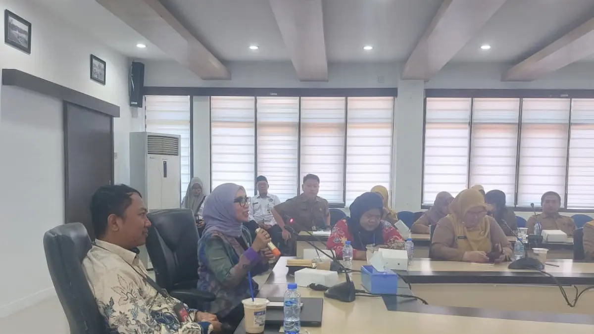 INTERNAL: Ketua TP Posyandu Balikpapan Nurlena Rahmad saat memimpin rapat internalisasi program Posyandu 6 Bidang SPM dan Renstra 2025-2029 di Ruang Aula Bappeda Litbang Balikpapan, Selasa (9/6). (DINA ANGELINA/KP)
