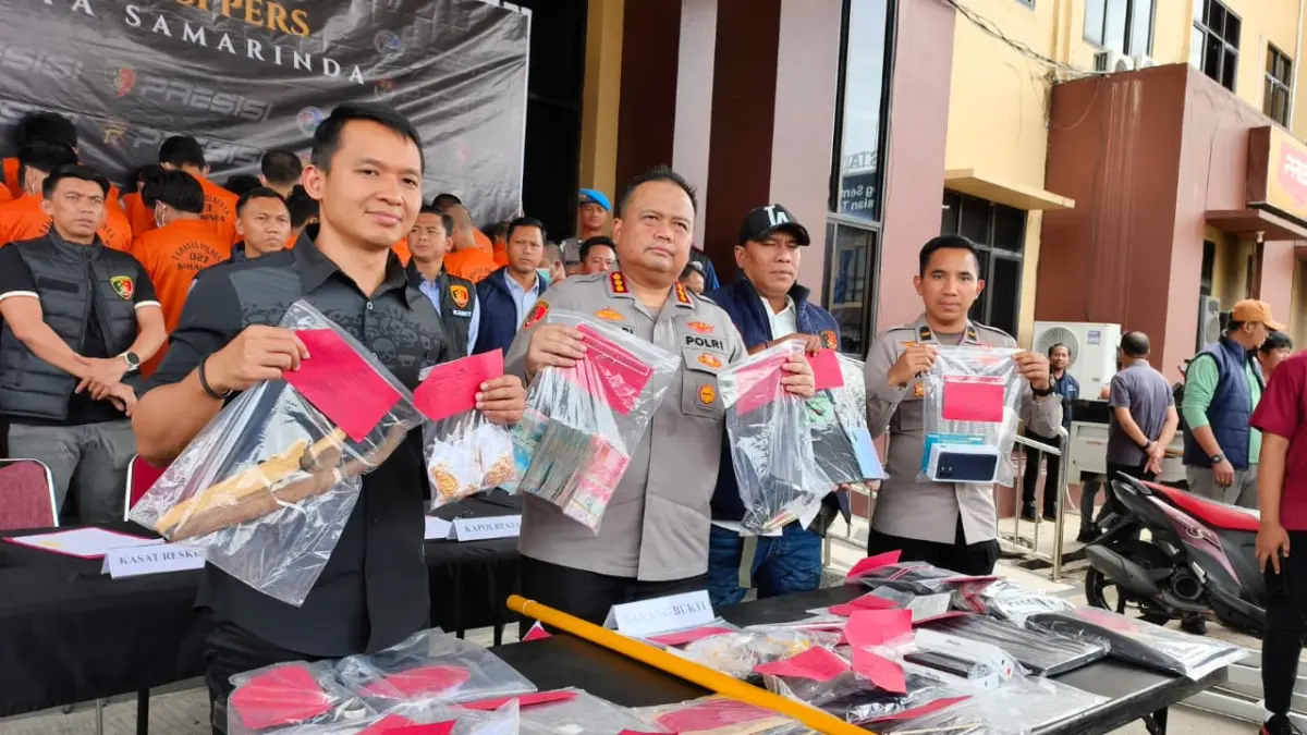 Jajaran Polresta Samarinda menunjukkan barang bukti hasil pengungkapan kasus 4C sepanjang Mei 2026, serta menghadirkan 53 tersangka dalam konferensi pers, Selasa (9/6).

&nbsp;

&nbsp;