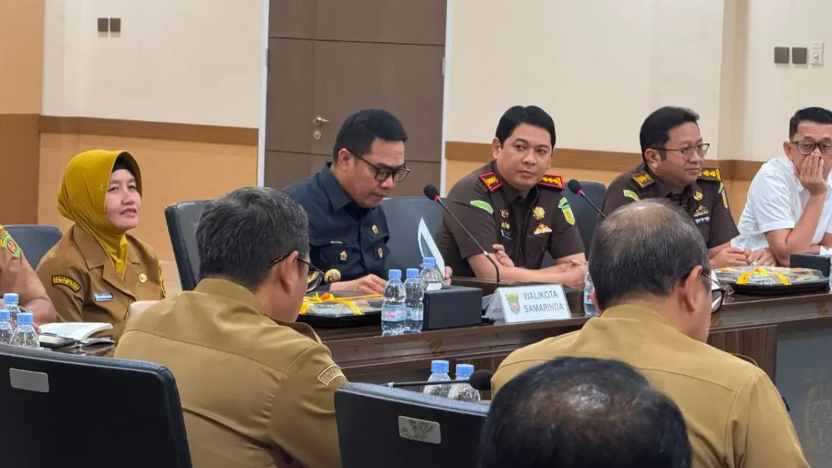 LIBATKAN: Andi Harun (kedua kiri) berkoordinasi terkait masalah pengelolaan BMD dengan Kajari Samarinda (tengah) Haedar dalam rapat di kantor Kejari Samarinda, Selasa (9/6).