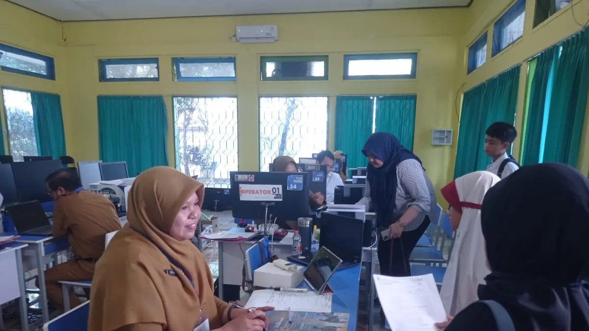 Orang tua dan calon siswa menyerahkan berkas kepada operator sekolah untuk diinput ke sistem SPMB SMP di Kota Bontang. (ADIEL KUNDHARA/KALTIM POST)