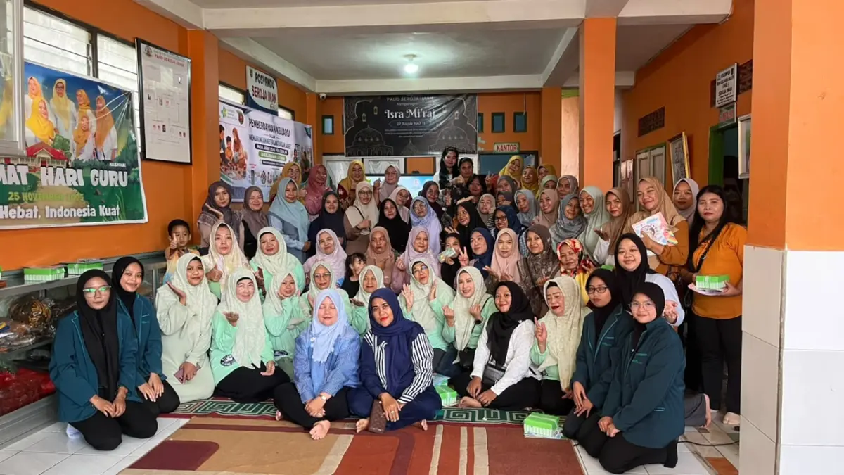 PENGABDIAN: Tim Pengabdian kepada Masyarakat Poltekkes Kemenkes Kaltim bersama peserta kegiatan usai sosialisasikan pemberdayaan keluarga di TK-KB-TPA Seroja Iman.