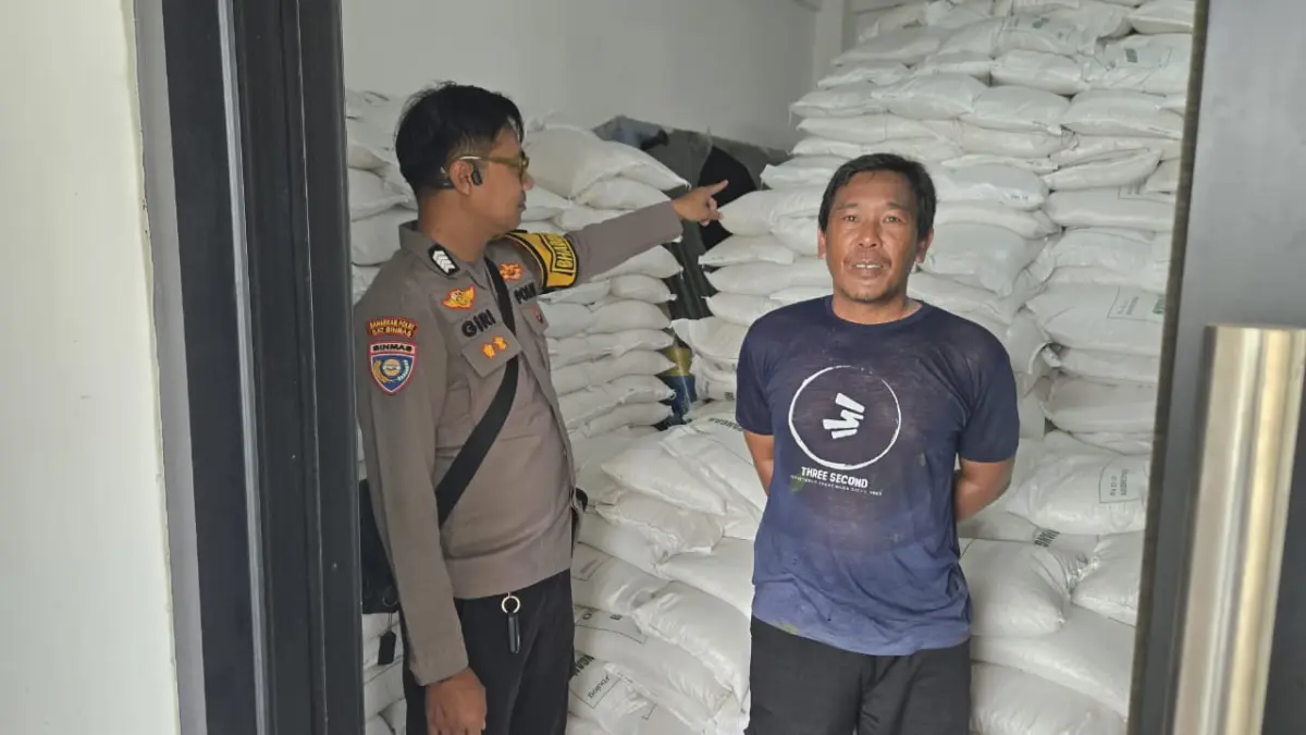 PENYALURAN: Penyaluran bantuan pangan masyarakat prasejahtera di Kelurahan Sepinggan, mendapatkan pengawalan personel Bhabinkamtibmas.
