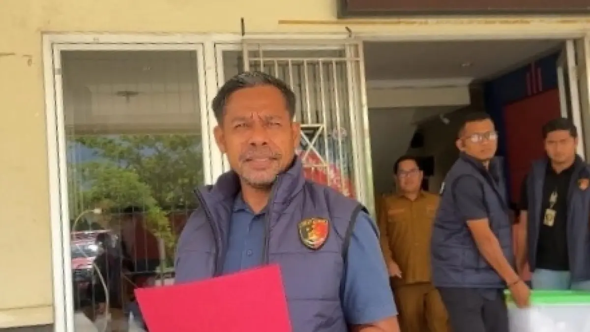 Petugas dari Polres Kubar mengamankan sejumlah dokumen setelah menggeledah Kantor BPBD Kubar.