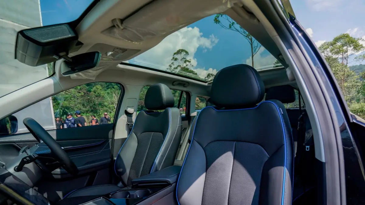 ELEGAN: Tampilan interior JAECOO J5 EV yang menghadirkan teknologi keselamatan yang komprehensif untuk memberikan perlindungan maksimal bagi pengemudi dan penumpang, sekaligus menghadirkan pengalaman berkendara yang lebih nyaman dan percaya diri dalam berbagai kondisi perjalanan.