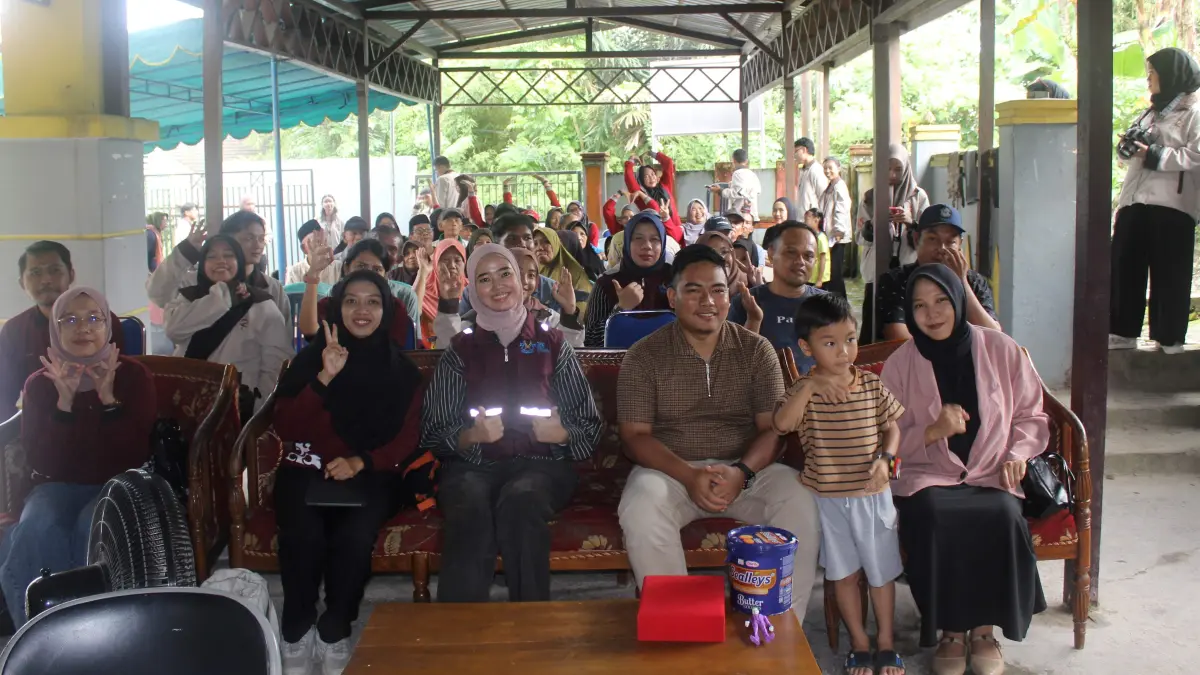 Warga di Salok Api Darat antusias menyambut pemeriksaan kesehatan gratis yang diinisiasi mahasiswa Prodi Rekayasa Keselamatan ITK. (FOTO LUPUS/KP)