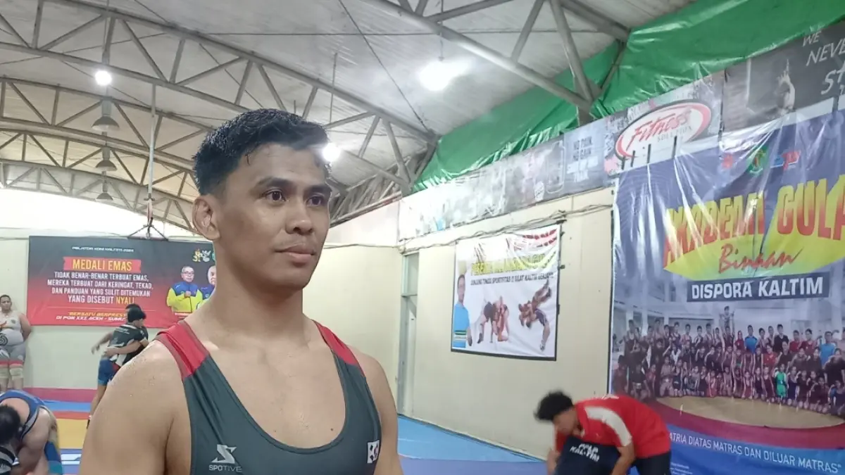 Di balik torehan tinta emas berupa rekor 5 medali emas PON berturut-turut serta 3 emas SEA Games untuk Indonesia, nasib kesejahteraan Ali di luar matras masih memprihatinkan lantaran hingga kini status kerjanya masih tertahan sebagai tenaga honorer di Dispora Samarinda akibat ketidakpastian kuota ASN dari pemerintah. (FOTO: EKO PRALISTIO/KALTIM POST)