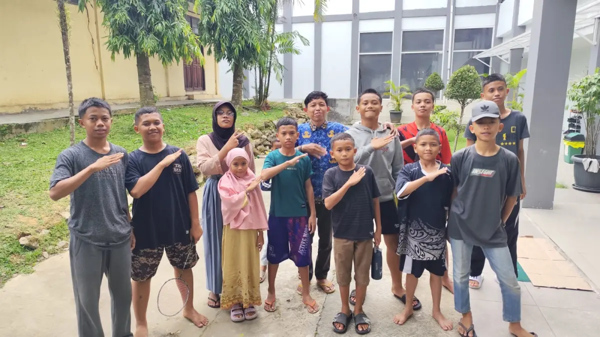 AKTIF:  Beberapa murid SRT 57 beraktivitas di sekitar asrama usai kegiatan KBM di kelas.