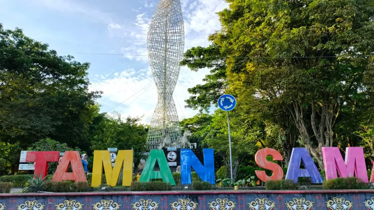 BAKAL DIBONGKAR: Menara lampu hias di Taman Samarendah direncanakan dibongkar oleh PT Vista Media setelah dinilai mengalami korosi dan berpotensi membahayakan keselamatan masyarakat. (HAFIZ/KP)

&nbsp;