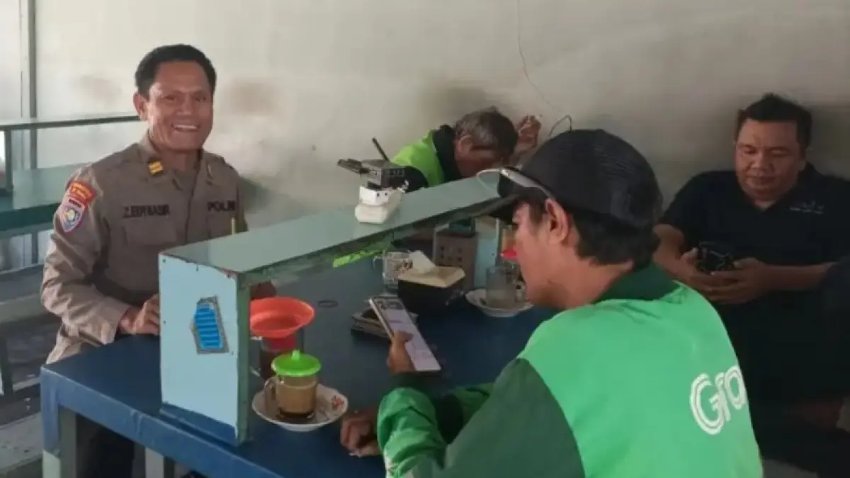 DIALOG: Jajaran Ditbinmas Polda Kaltim melakukan dialog di warung ojol terkait kamtibmas.