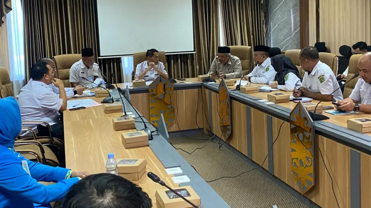 DIBAHAS: Rapat koordinasi tindak lanjut rekomendasi BPK dipimpin Asisten Pemerintahan dan Kesejahteraan Rakyat (Pemkesra) Setkab Kutim, Trisno, Senin (10/6). IST/KP