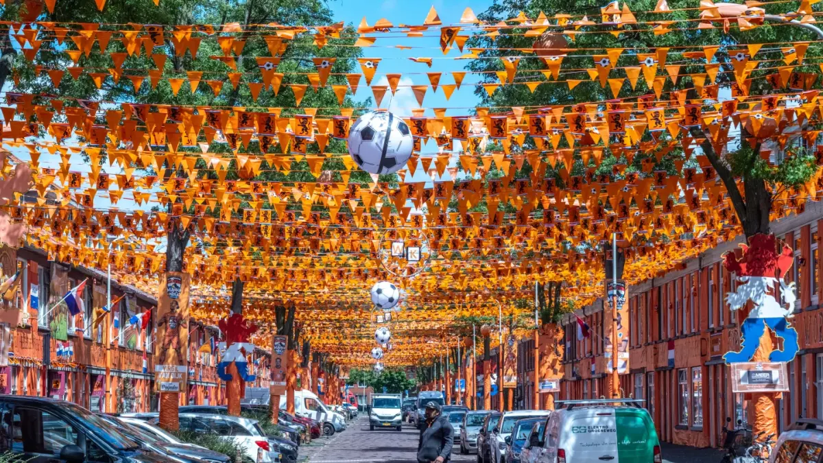 DIHIAS: Jalan Marktweg di Den Haag, Belanda, dihias menjelang dimulainya Piala Dunia 2026.(AP)
