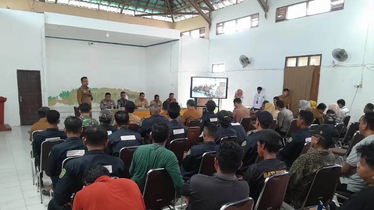 Diskan PPU menggelar rembug nelayan terkait permasalahan yang dihadapi nelayan Desa Babulu Laut - Nelayan Muara Telake di Gedung Serbaguna Kantor Desa Babulu Laut, Senin (8/6).
