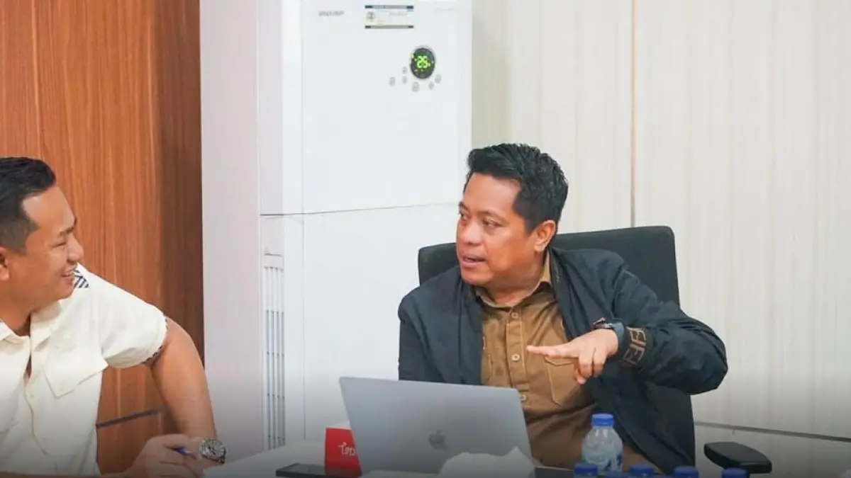 DISKUSI: Kepala Dinas Pendidikan dan Kebudayaan (Disdikbud) Balikpapan, Irfan Taufik, saat menjelaskan persiapan SPMB Balikpapan 2026 dalam rapat dengar pendapat Komisi IV DPRD Balikpapan.