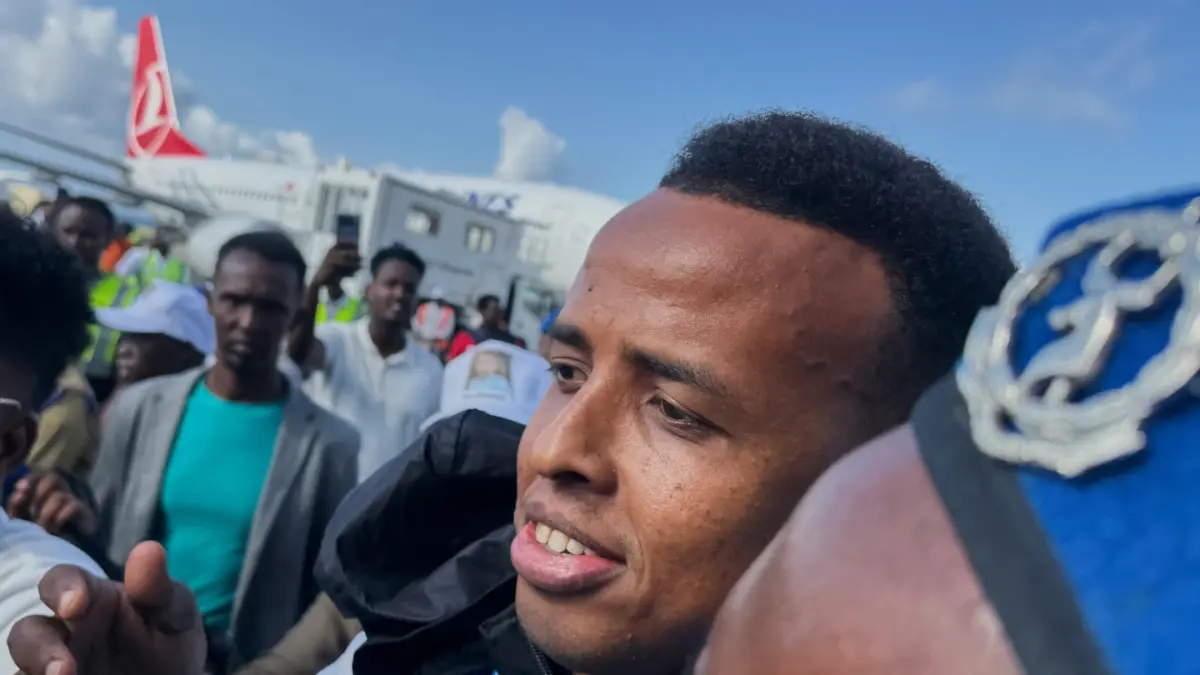DITOLAK: Wasit Omar Artan, yang ditolak masuk ke Amerika Serikat, disambut oleh para pendukung setibanya di Mogadishu, Somalia, Rabu, 10 Juni 2026.(AP)
