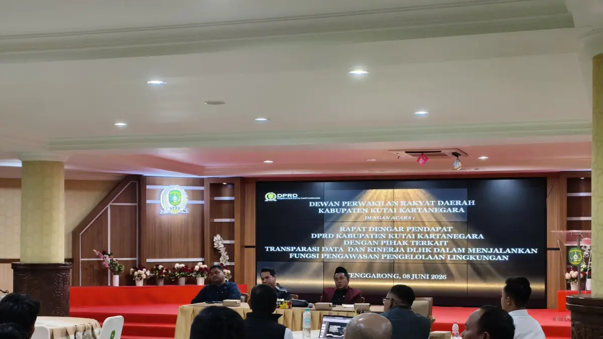 Jalannya Rapat Dengar Pendapat (RDP) yang dipimpin langsung oleh Ketua DPRD Kukar Ahmad Yani bersama Plt Kepala DLHK Slamet Hadiraharjo di Ruang Serbaguna DPRD Kutai Kartanegara, Tenggarong