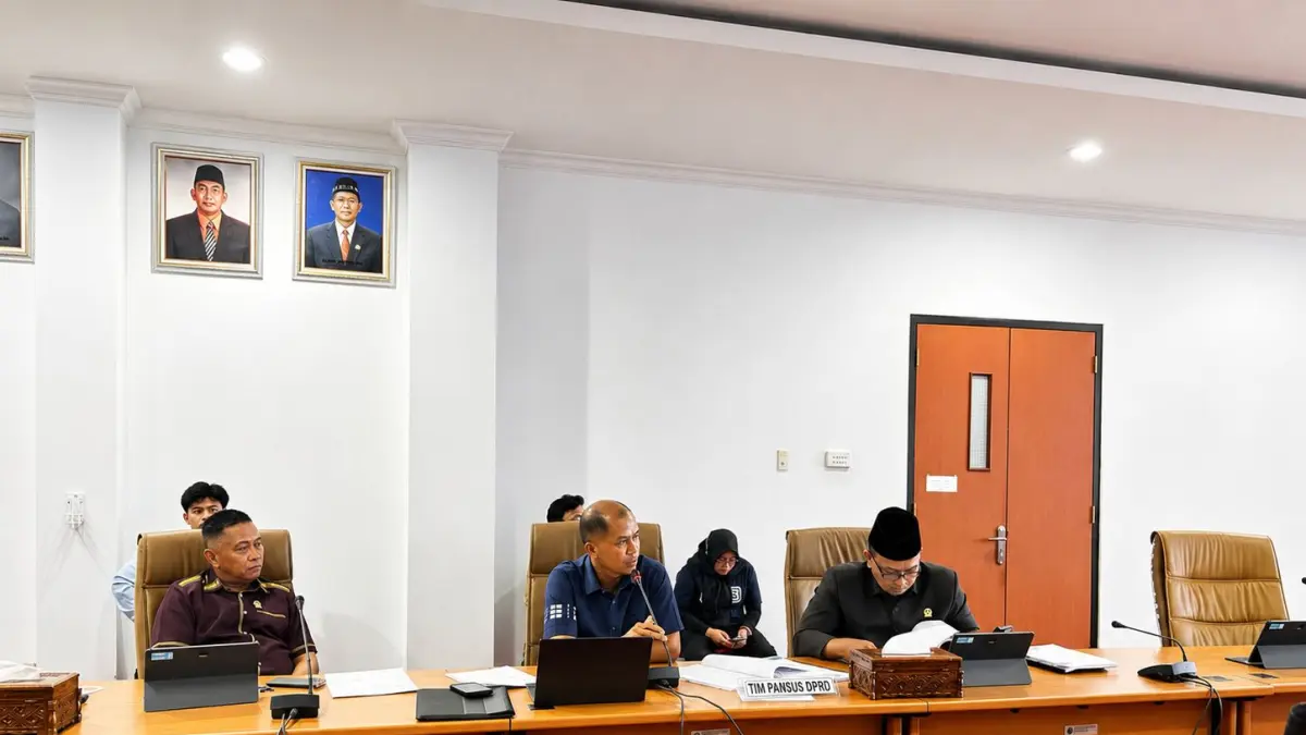 Pansus RTRW DPRD Bontang menggelar rapat bersama organisasi perangkat daerah (OPD) untuk membahas revisi Raperda RTRW, termasuk isu ketersediaan material konstruksi dan tambang galian C guna mendukung pembangunan jangka panjang di Kota Bontang. (ADIEL KUNDHARA/KALTIM POST)