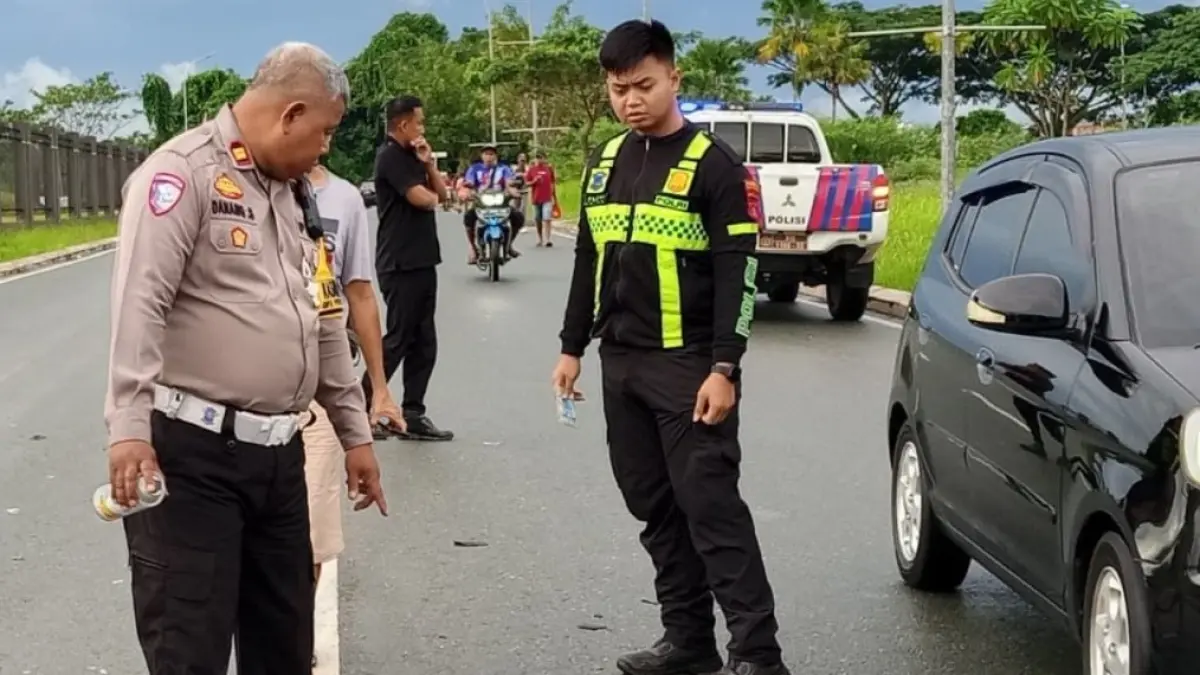 KECELAKAAN: Petugas Satlantas Polresta Balikpapan melakukan olah TKP kecelakaan menewaskan pengendara roda dua saat berangkat sekolah.