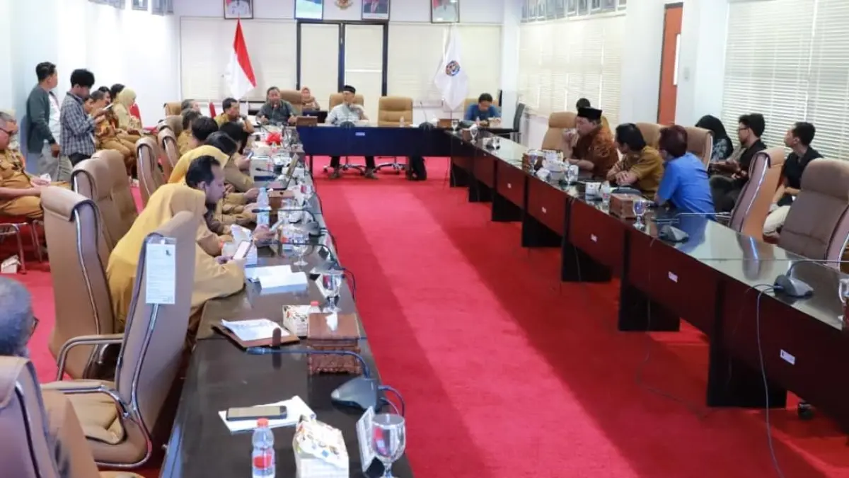 Komisi gabungan DPRD Bontang menerima perwakilan Kelompok Tani Sipatuo dalam rapat dengar pendapat terkait kejelasan status lahan tambak yang mereka kelola di kawasan pesisir. (ADIEL KUNDHARA/KALTIM POST)