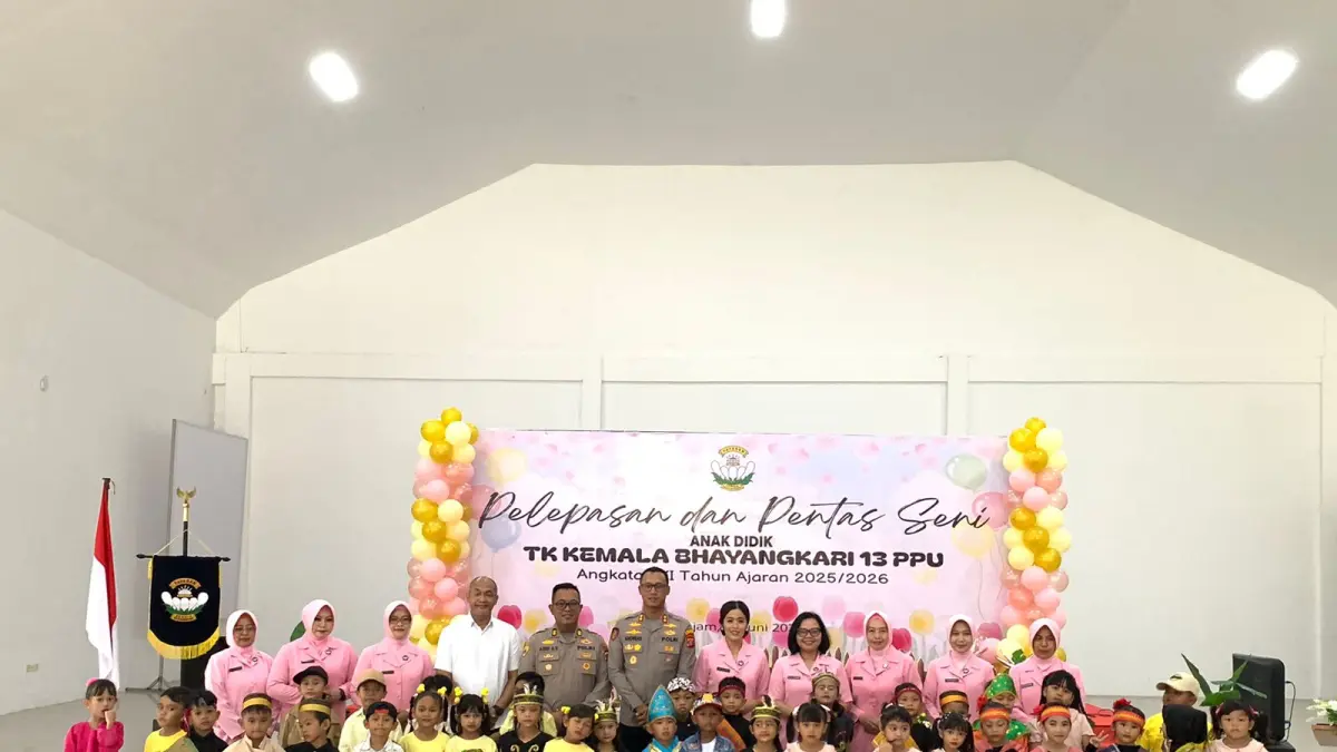LULUS: Kapolres PPU, AKBP Andreas Alek Danantara selaku ketua Pembina TK Kemala Bhayangkari tampak foto bersama anak didik yang lulus tahun ini.(humas polres ppu)