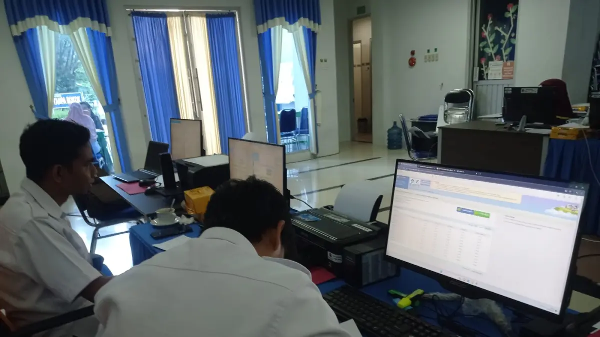Panitia memeriksa dokumen calon peserta didik dalam proses pra-pendaftaran SPMB 2026 yang dipusatkan di SMA Negeri 1 Bontang. (ADIEL KUNDHARA/KALTIM POST)