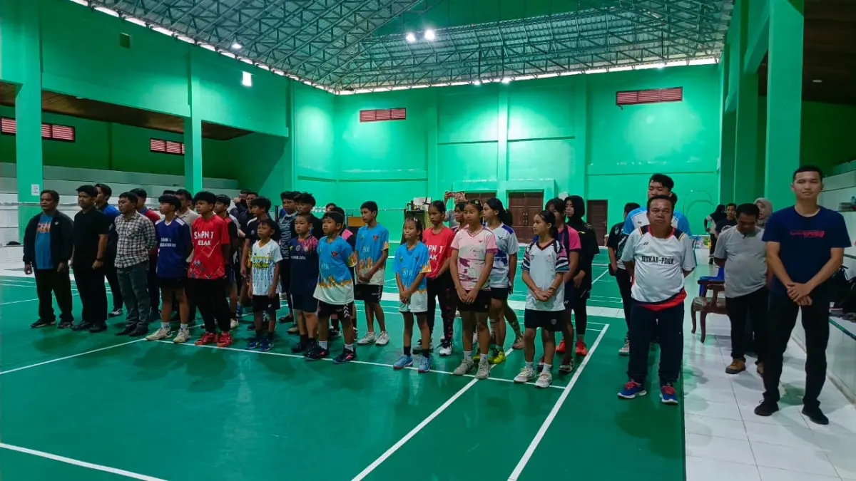 Para peserta O2SN cabang olahraga bulu tangkis tingkat Kutai Barat mengikuti pembukaan sekaligus bersiap menjalani pertandingan.
